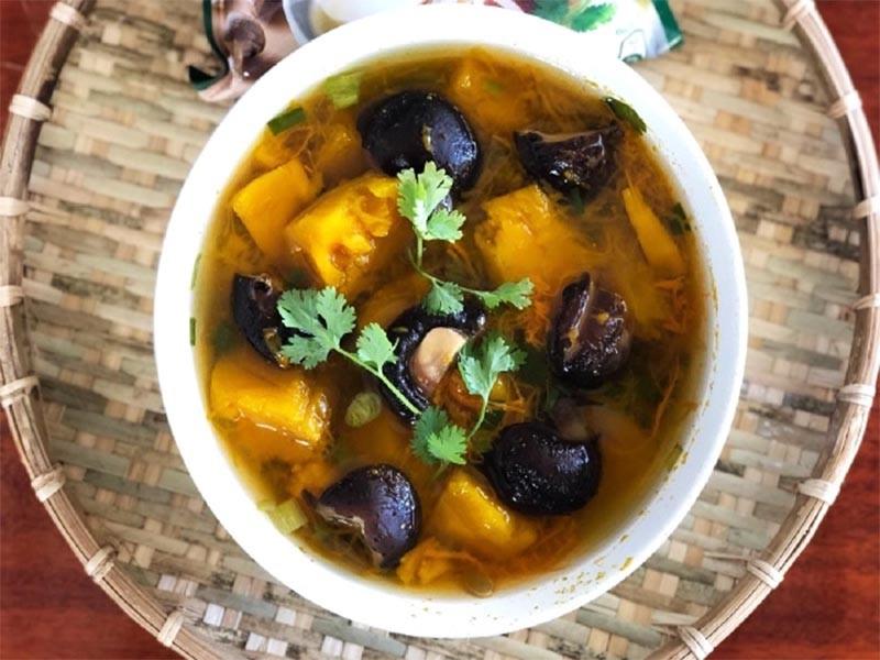 Canh cà rốt, bí đỏ, nấm hương chay