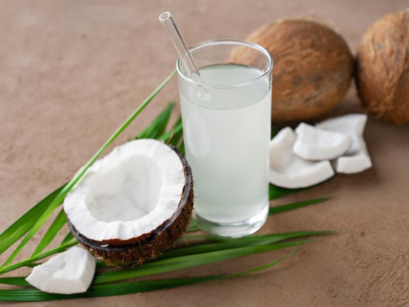 Nước dừa có chứa nhiều dưỡng chất tốt cho sức khỏe