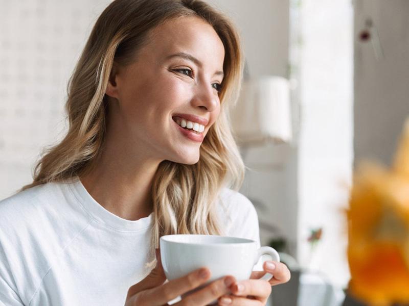 Uống cafe hoặc trà xanh vào buổi sáng