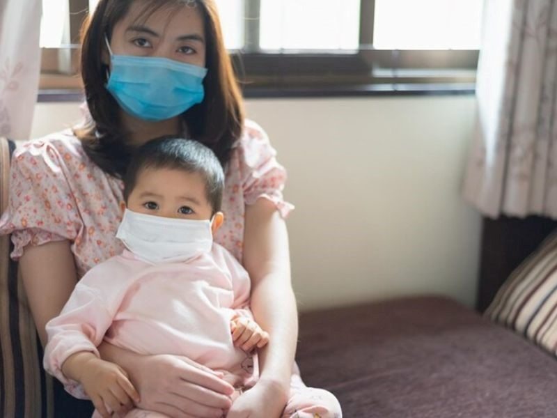 Cách phòng tránh bé bị lây cảm lạnh từ mẹ