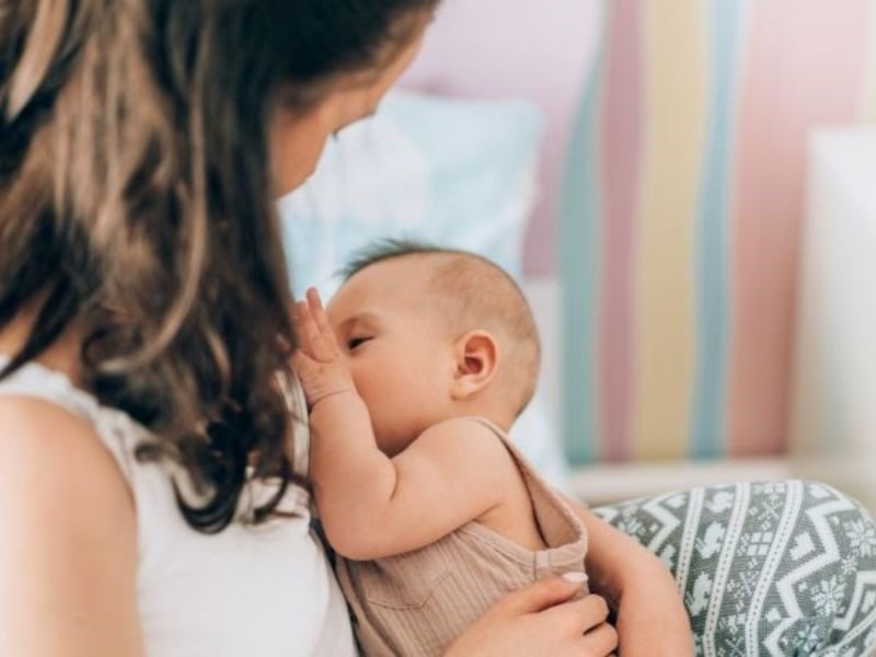 Lý do mẹ nên cho con bú ngay cả khi cảm lạnh