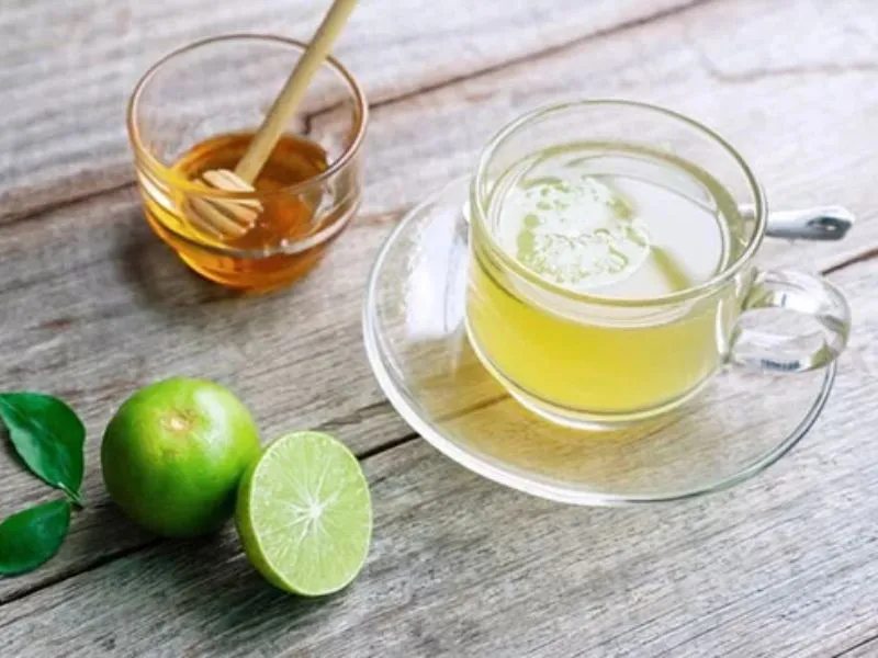 Nên uống nước ấm với mật ong và chanh