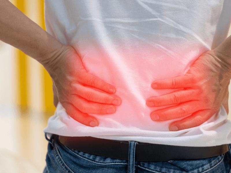 Bệnh nhân mắc ung thư tuyến tiền liệt có thể bị đau lưng.