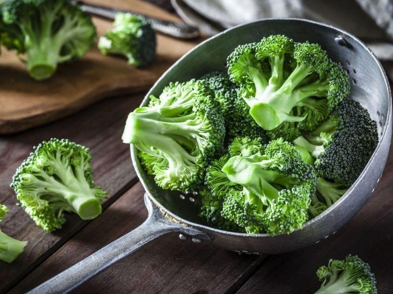 Bạn có thể bổ sung sắt bằng cách ăn nhiều bông cải xanh, cam quýt…