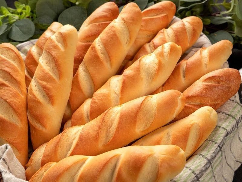 Bạn nên bổ sung carbohydrate từ bánh mì, gạo, khoai, sắn…