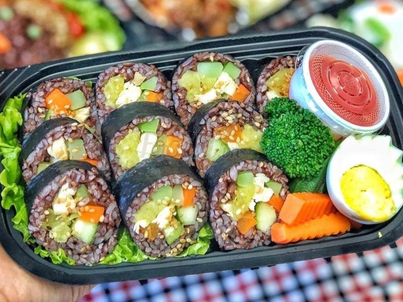 Cơm gạo lứt muối mè cuộn rong biển là món ăn thanh đạm, thơm ngon