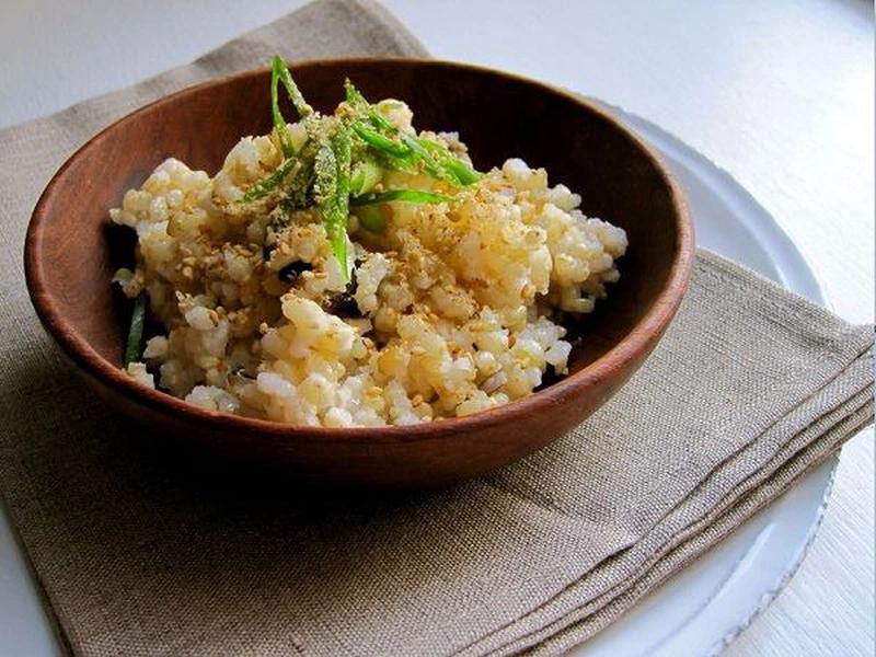 Cách ăn thực dưỡng gạo lứt muối mè